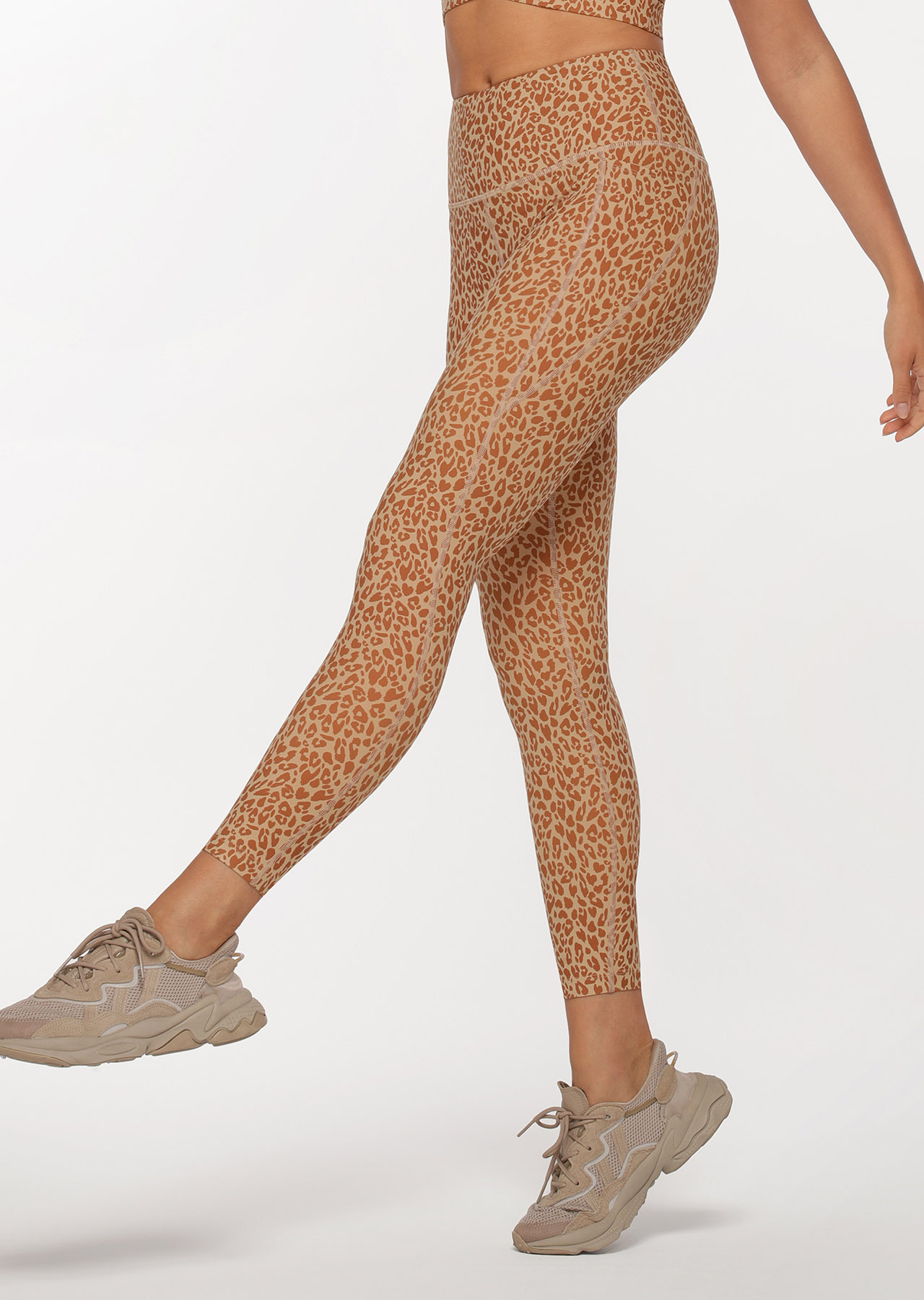 Athleisure Weekend Butterfly Cut Out Ankle-Length Leggings-sonthuy.vn
